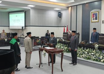 Moh. Ansori (jas krem) mengikuti pengambilan janji sebagai anggota baru DPRD Kabupaten Blitar, foto: Dani ES/detak.media