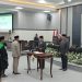 Moh. Ansori (jas krem) mengikuti pengambilan janji sebagai anggota baru DPRD Kabupaten Blitar, foto: Dani ES/detak.media