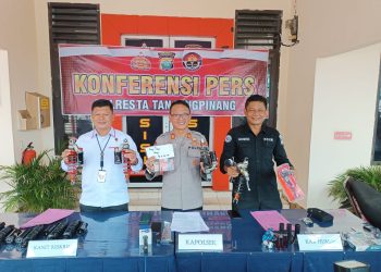 Kapolsek Tanjungpinang Timur saat Konferensi Pers Penangkapan 4 Pelaku Pencurian Sparepart Motor, foto: Mael/detak.media