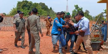 Puluhan Masa demo saat Merusak Pagar Kawat Berduri, foto: Mael/detak.media