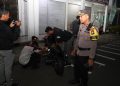 Polisi saat Melakukan Pengecekan Kendaraan Sepeda Motor yang Menggunakan Knalpot Brong, foto: Mael/detak.media