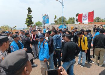 Situasi Memanas Aksi Demo Tolak Relokasi Pulau Rempang di Kantor Gubernur Kepri, foto: Mael/detak.media