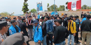 Situasi Memanas Aksi Demo Tolak Relokasi Pulau Rempang di Kantor Gubernur Kepri, foto: Mael/detak.media