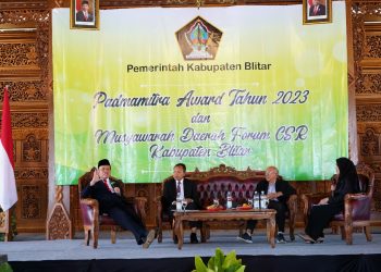 Sekda Kabupaten Blitar Izul Marom (paling kiri) memimpin jalannya Musda Forum CSR, foto: Dani ES/detak.media