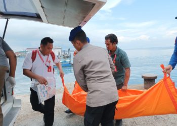 Jasad Korban saat Dievakuasi di Pelantar I Tanjungpinang, foto: Mael/detak.media