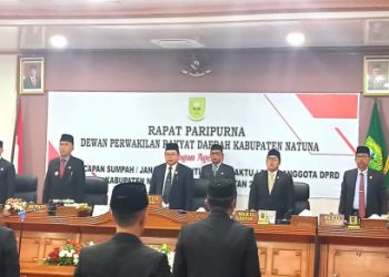 Ketua beserta Wakil Ketua DPRD Natuna dan dihadiri oleh bupati Natuna beserta wabup saat mengikuti jalanan nya paripurna (foto : Zaki)