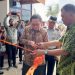 Ketua DPRD Natuna Daeng Akhir bersama Bupati Natuna Wan Siswa di saat melakukan pemotongan pita tanda peresmian pasar baru Ranai (foto : ist)