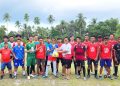 Wakil Ketua DPRD Natuna, Daeng Ganda Rahmatullah didampingi anggota DPRD Natuna Azi (jersey hijau) menyerah kan satu buah bola kaki kepada Ketua Pemuda Meso (foto : Zaki)