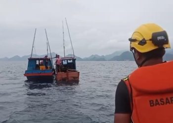 Beberapa tim penyelamat turut membantu epakuasi pompong yang ditemukan untuk dibawa menuju ke pelabuhan selat lampa (foto : ist)