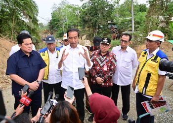 Presiden Jokowi memberikan keterangan pers usai meninjau penanganan IJD di Kabupaten Penajam Paser Utara, Kalimantan Timur, pada Sabtu (23/09/2023). (Foto: BPMI Setpres/Muchlis Jr)