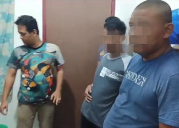 Polisi saat Melakukan Penggeledahan Terhadap 3 Tersangka Pengguna dan Pengedar Sabu di Jalan Damai, foto: mael/detak.media