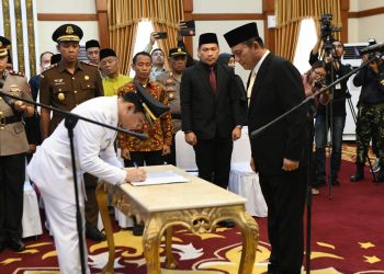 Ahdi Muqsith saat Dilantik Sebagai Wabub Bintan di Gedung Daerah Tanjungpinang, foto: Mael/detak.media