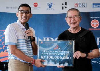 Menparekraf Sandiaga Uno saat memberikan hadiah kepada Hendri Syahputra, peserta yang berhasil melakukan hole in one dalam turnamen Bintan Golf Challenge di Ria Golf Club Bintan, Kepri, Minggu (17/9/2023), foto: kemenparekraf.go.id