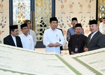 Presiden Jokowi menerima mushaf Al-Qur’an dari Rektor UNSIQ, Kamis (29/09/2023), di Masjid Mohammed bin Zayed, Kota Surakarta, Jateng. (Foto: BPMI Setpres)
