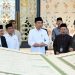 Presiden Jokowi menerima mushaf Al-Qur’an dari Rektor UNSIQ, Kamis (29/09/2023), di Masjid Mohammed bin Zayed, Kota Surakarta, Jateng. (Foto: BPMI Setpres)