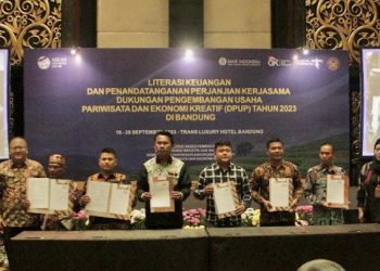 Kemenparekraf menyerahkan bantuan Dukungan Pengembangan Usaha Pariwisata dan Ekonomi Kreatif (DPUP) bagi 18 desa wisata yang berasal dari 11 provinsi di Indonesia sebagai bentuk keberpihakan pemerintah dalam menjadikan desa wisata semakin berkualitas, Bandung, (21/9/2023).