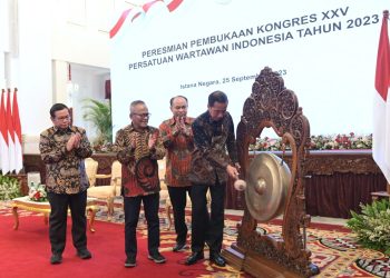 Presiden Jokowi didampingi oleh Menkominfo Budi Arie Setiadi, Seskab Pramono Anung, dan Ketua Umum PWI Atal S. Depari saat membuka Kongres XXV PWI, di Istana Negara, Jakarta, Senin (25/09/2023). (Foto: Humas Setkab/Oji)