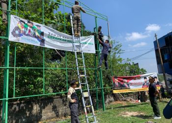 Petugas Satpol PP Tanjungpinang saat Membersihkan Baliho, foto: Mael/detak.media