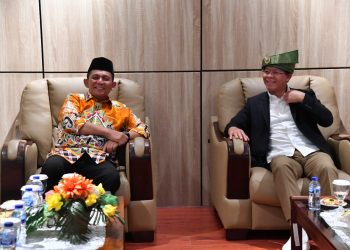 Gubernur Kepri Ansar Ahmad bersama Utusan Khusus Presiden (UKP) Bidang Kerjasama Pengentasan Kemiskinan dan Ketahanan Pangan Muhammad Mardiono di Graha Kepri Kota Batam, Foto: Biro Adpim