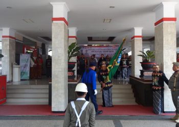 Walikota Blitar Santoso saat menerima Pataka Jer Basuki Mawa Beya, logo Pemerintah Provinsi Jawa Timur, foto: Dani ES/detak.media