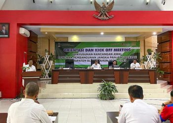 Kepala Bappedalitbang Kabupaten Blitar, Jumali, saat membuka orientasi dan kick off meeting dengan OPD tentang perancangan awal RPJPD, foto: Dani ES/detak.media