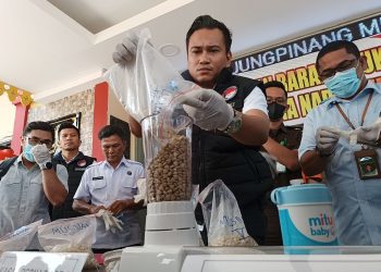 Satresnarkoba Polresta Tanjungpinang saat Memusnahkan 9 Ribu Pil Ekstasi, foto: Mael/detak.media