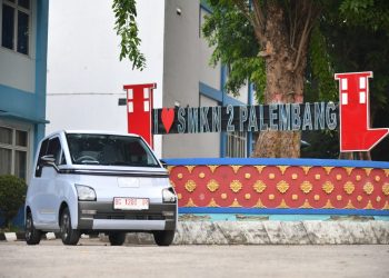 Mobil listrik yang diberikan Presiden Jokowi ke SMK Negeri 2 Palembang, Kota Palembang, Provinsi Sumatra Selatan, Kamis (26/10/2023). (Foto: BPMI Setpres/Vico)