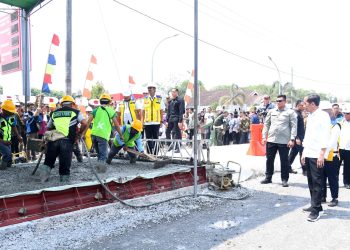 Presiden Jokowi meninjau preservasi rekonstruksi jalan ruas Simpang Randu-Seputih Surabaya di Kabupaten Lampung Tengah, Provinsi Lampung, Jumat (27/10/2023). (Foto: BPMI Setpres/Rusman)