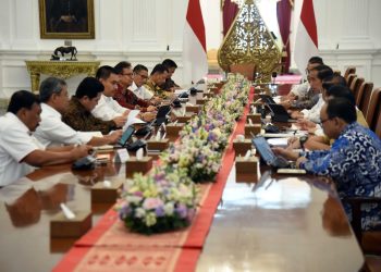 Menparekraf Sandiaga Salahuddin Uno bersama sejumlah peserta lain menghadiri ratas yang dipimpin oleh Presiden Joko Widodo, di Istana Merdeka, Jakarta, Senin (09/10/2023). (Foto: Humas Setkab/Rahmat)