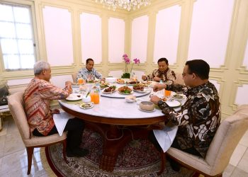 Presiden Jokowi melakukan santap siang bersama tiga calon presiden pada pemilihan presiden 2024, yaitu Prabowo Subianto, Ganjar Pranowo, dan Anies Baswedan di Istana Merdeka, Jakarta, Senin (30/10/2023). (Foto: BPMI Setpres/Lukas)