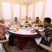 Presiden Jokowi melakukan santap siang bersama tiga calon presiden pada pemilihan presiden 2024, yaitu Prabowo Subianto, Ganjar Pranowo, dan Anies Baswedan di Istana Merdeka, Jakarta, Senin (30/10/2023). (Foto: BPMI Setpres/Lukas)