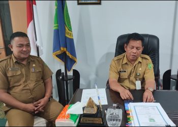 Foto Kabid Pendidikan Dasar Dinas Pendidikan dan Kebudayaan Natuna, Umar Wirahadi Kusuma (kiri) bersama Kadis Pendidikan Natuna Indra Joni, saat dijumpai diruang kerjanya, Selasa, 24 Oktober 2023 (foto : Zaki/DM)