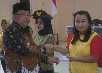 Walikota Blitar Santoso memberikan kartu rekening ke penerima BLT DBHCHT, foto: Dani ES/ detak.media