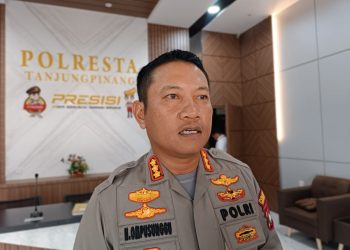 Kapolresta Tanjungpinang, Kombes Ompusunggu saat Diwawancarai, foto: Mael/detak.media