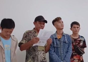 Lima Karyawan Gudang Beras saat Menyatakan Video Mengganti Kemasan Beras Ialah Rekayasa, foto: dok/detak.media