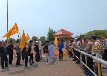 Sejumlah Mahasiswa PMII saat Demo di Kantor Gubernur Kepri, Dompak Tanjungpinang, foto: Mael/detak.media