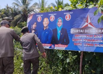 Satpol PP dan Bawaslu Tanjungpinang saat Menertibkan APS yang Melanggar Aturan, foto: Mael/detak.media