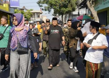 Walikota Blitar Santoso saat mengikuti Jalan Sehat Sarungan di Peringatan Hari Santri Nasional 2023, foto: Dani ES/detak.media