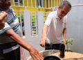 SPBU, tercemar minyak, DLh Kota Tanjungpinang
Foto: Ketua RT, Hendra saat Menunjukan Warna Air yang Tercemar BBM, foto: Mael/detak.media