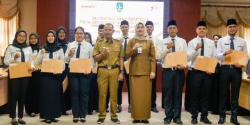 Penyerahan Surat Keputusan (SK) Pengangkatan, Penandatanganan Perjanjian Kerja, dan Orientasi Kepegawaian kepada 15 PPPK Tenaga Teknis Formasi tahun 2022 di lingkungan Provinsi Kepulauan Riau, Foto: Biro Adpim