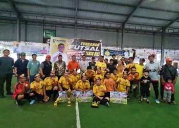 Gubernur Ansar bersama Juara 1 Turnamen Futsal Antar OPD, Dinas pendidikan Provinsi Kepulauan Riau,Foto: Biro Adpim