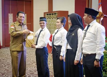 Penyerahan Surat Keputusan (SK) Pegawai Pemerintah dengan Perjanjian Kerja (PPPK) Tenaga Guru Formasi Tahun 2022 di Lingkungan Pemerintah Provinsi Kepulauan Riau, Foto: Diskominfo Kepri