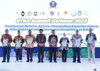 Penyerahan secara simbolis sertifikat tanah oleh para penerima yang mewakili kabupaten/ kota se- Kepri, Foto: Biro Adpim