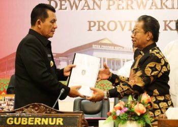 Gubernur Ansar serahkan Rancangan Peraturan Daerah (Ranperda) tentang Rencana Umum Energi Daerah (RUED) Provinsi Kepulauan Riau Tahun 2023-2050, Foto: TIM KOMUNIKASI DAN MEDIA KTT KE-43 ASEAN 2023