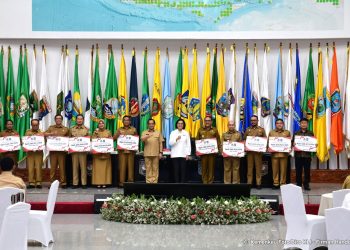 Menkeu Sri Mulyani dan Mendagri Tito Karnavian secara simbolis memberikan intensif fiskal bagi daerah yang mampu mengendalikan inflasi pada periode ke-3, Senin (06/11/2023), di Kantor Kemendagri, Jakarta. (Foto: Humas Kemenkeu)