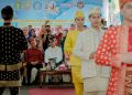 Menparekraf Sandiaga Uno menyaksikan pameran busana dalam acara Parade Tanjak, Pameran Busana dan Ekraf Khatulistiwa, di Alun-alun Sungai Kapuas, Pontianak, Kalimantan Barat, Sabtu (18/11/2023), foto: ist/kemenparekraf.go.id