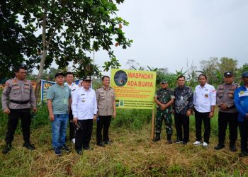 Polsek, Camat Tanjungpinang Timur dan BKSDA Riau saat Memasang Plang Awas Buaya di Perumahan Griya Puspandari, foto: Mael/detak.media