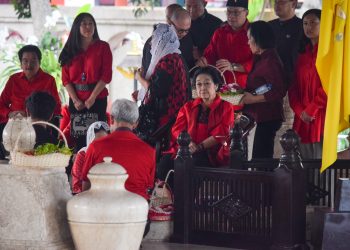 Megawati saat tabur bunga di Makam Bung Karno, foto: Dani ES/detk.media