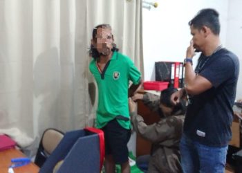 D (inisial) Terduga Pelaku Pembunuhan Herman Ahmadsyah usai Diringkus Polisi, foto: Mael/detak.media