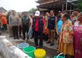 Walikota Blitar, Santoso, saat menuangkan air bersih ke bak milik warga terdampak kekeringan, foto: Dani ES/detak.media